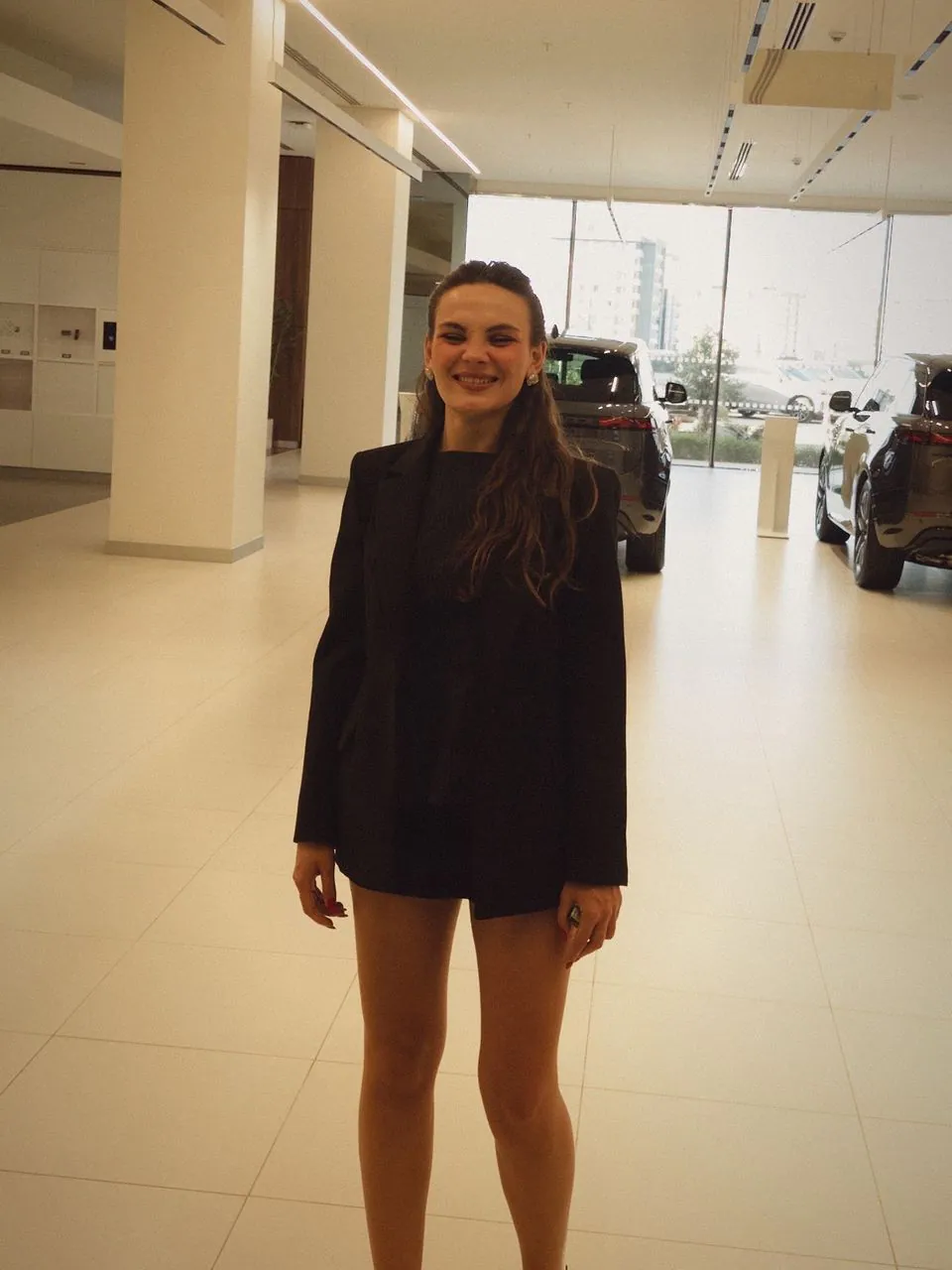 Sema Şengün bir showroomda